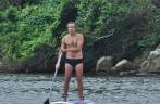 O Rodrigo se exercita no standup paddle na Guarda do Embaú, litoral sul de Santa Catarina